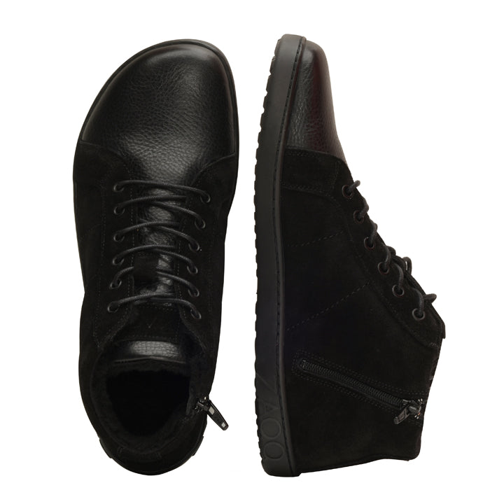 Vi presenterer QORE Mid Winter Black snørestøvletter fra ZAQQ, laget av strukturert skinn og med praktiske sideglidelåser og slitesterke gummisåler. En støvel vises ovenfra, mens den andre gir en sidevisning for å fremheve sitt unike design og intrikate detaljer.