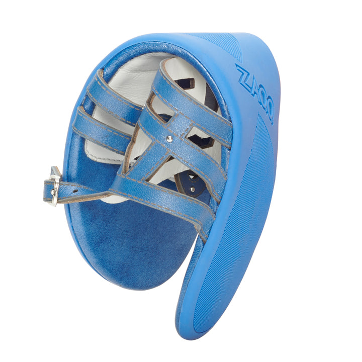 Den ortopediske skoen QANQETA Blue fra ZAQQ har et lukket tådesign, justerbare remmer og en mykt polstret innside av høykvalitets nappalær. Skoen presenteres skrått, noe som fremhever dens ergonomiske form og støttende elementer med et elegant antikt utseende.