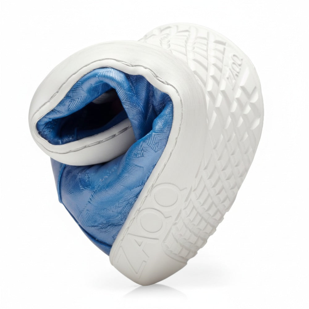 Wir präsentieren den SLOQ Stars Blue, einen innovativen Barfußschuh von ZAQQ. Dieses einzigartige Design in Weiß mit blauem Innenfutter verfügt über eine flexible, gewebte Sohle, die elegant zu einem Knoten gedreht ist, und sorgt für unvergleichlichen Komfort und Stil. Genießen Sie mit diesem außergewöhnlichen Produkt das luxuriöse Gefühl, das an hochwertiges Nappaleder erinnert.