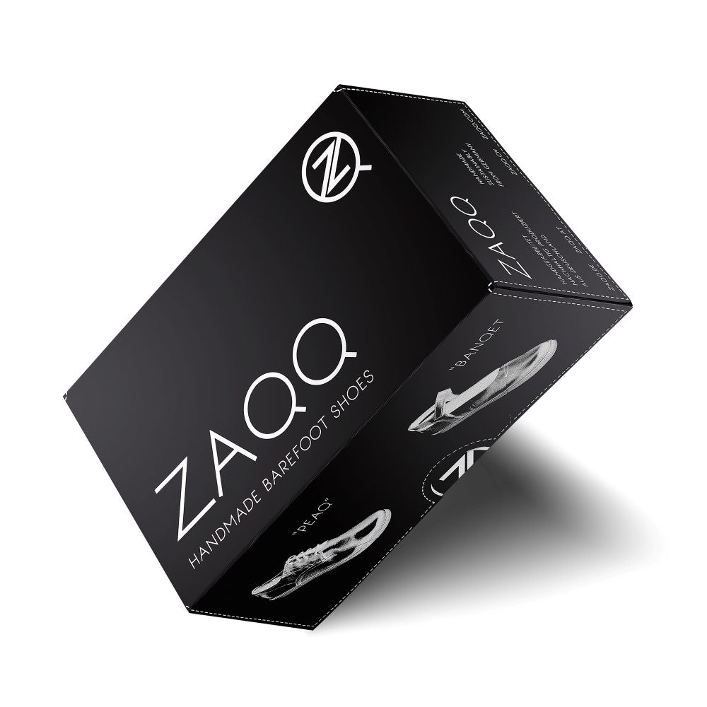 Ein schwarzer Schuhkarton mit dem ZAQQ-Logo und dem weißen Aufdruck „Handmade Barefoot Shoes“ zeigt das dynamische Design des stylischen SPARQ High Pinatex Sneakers. Auf verschiedenen Seiten sind Bilder eines Schuhs und des Markenlogos zu sehen, was die einzigartige Handwerkskunst unterstreicht.