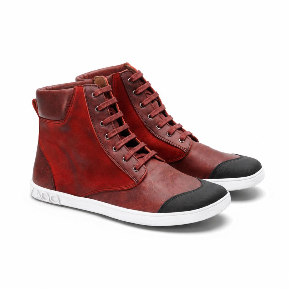 Vi presenterer CHICAQO Red fra ZAQQ: Disse stilige high-top-sneakers har et kraftig rødt design med svarte tåhetter og hvite såler. Snøringen foran kompletterer det robuste, strukturerte utseendet i nappa- og semsket skinn. For ekstra komfort er de utstyrt med en fleksibel såle.