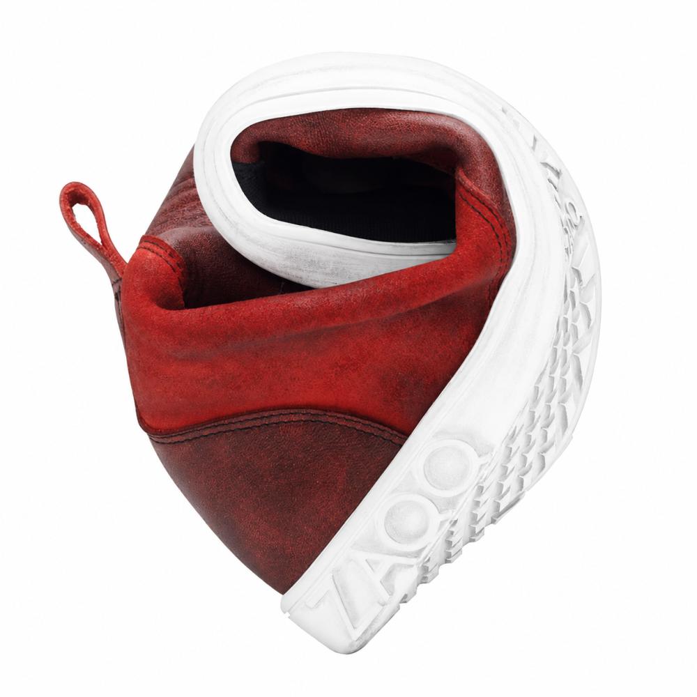 Vi presenterer CHICAQO Red fra ZAQQ: en high-top-sneaker laget av nappa- og semsket skinn med hvit såle, hvor ordet LAAOS er tydelig synlig. Designet lover holdbarhet samtidig som det gir fleksibiliteten og styrken til en barfotsko.