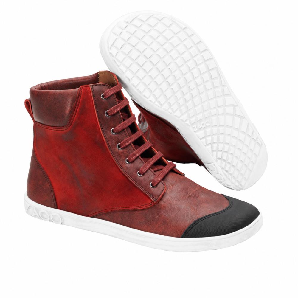 Vi presenterer CHICAQO Red fra ZAQQ: Disse stilige high-top-sneakers i lysende rødt er laget av høykvalitets nappa- og semsket skinn. De har en glatt hvit såle og en iøynefallende svart tåhette. En sko står oppreist mens den andre er tiltet og viser frem sin strukturerte, fleksible såle.