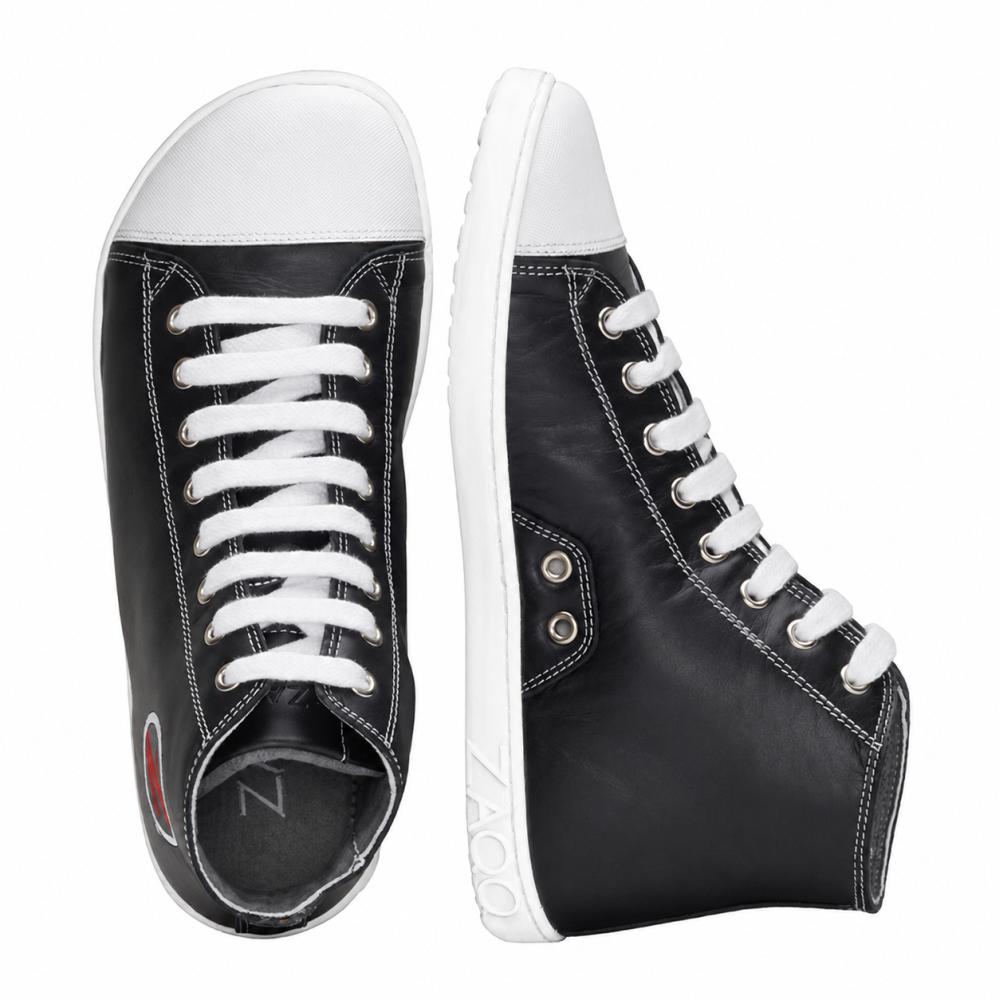 Et par stilige svarte high-top sneakers fra ZAQQ CHUQQS med hvit gummisåle og lisser. Den venstre skoen står oppreist, mens den høyre skoen ligger på siden og viser en elegant logo nær hælen.