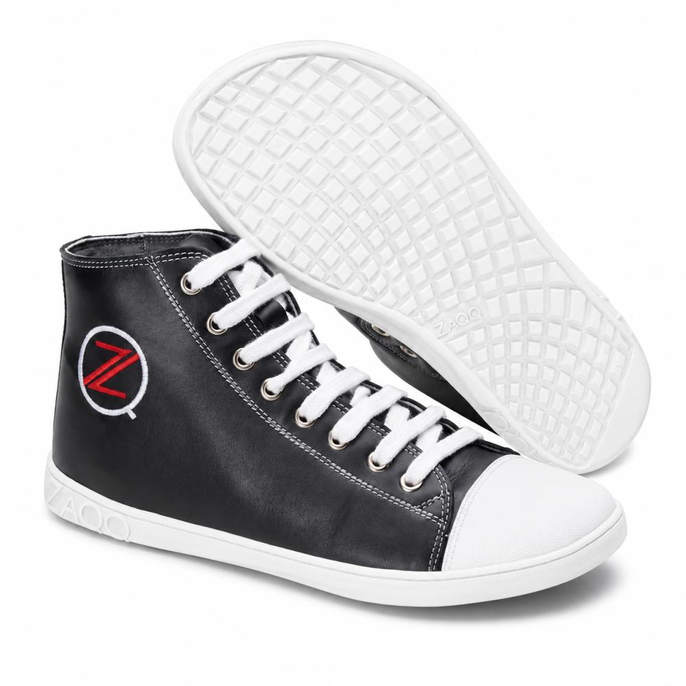 CHUQQS Black High-Top Sneakers fra ZAQQ har hvite såler og lisser, forsterket med en hvit tåkapsel. På siden er det en logo med en rød Z i en hvit sirkel. Gummisålen er designet med et gittermønster for bedre grep og holdbarhet.