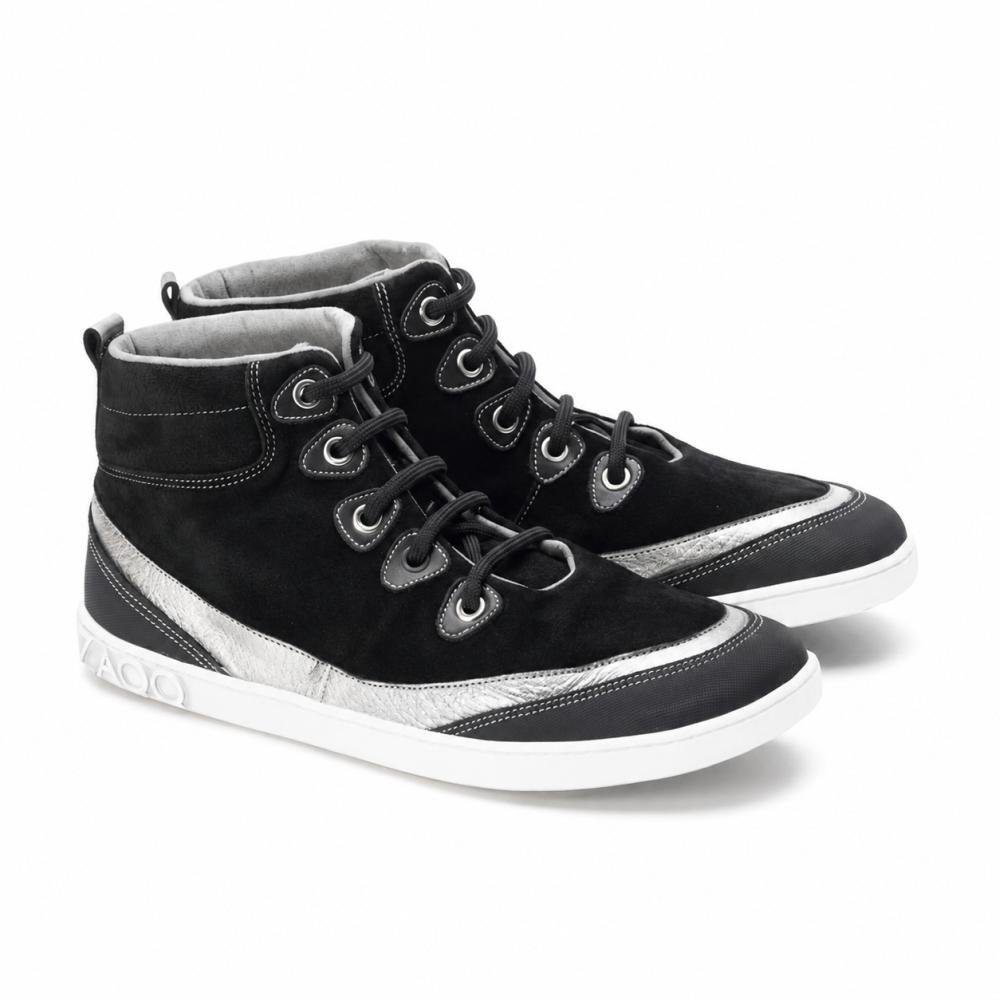 De høye sneakersene CINQO Black fra ZAQQ har metallisk-sølv aksenter og hvite såler. Disse stilige skoene med svarte lisser og maljer har et strukturert mønster på mellomsålen nær hælen. Det avslappede designet kompletterer deres sporty utseende perfekt.