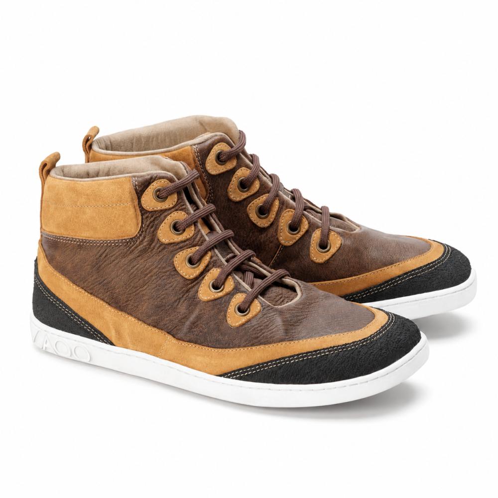 ZAQQ CINQO Brown High-Top-sneakers imponerer med en luksuriøs nappalærtekstur i brun og lysebrun, forbedret med svarte aksenter på tåhette og hæl. Disse moteriktige skoene har hvite såler, brune lisser og en praktisk løkke på baksiden for enkel bæring.