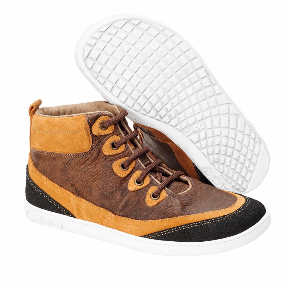 Et par stilige ZAQQ CINQO Brown High-Top-sneakers i brun- og oransjetoner med svarte aksenter og hvit såle laget av smidig nappalær. En sko står oppreist mens den andre ligger på siden, noe som fremhever det strukturerte såledesignet som representerer komforten til en barfotsko.