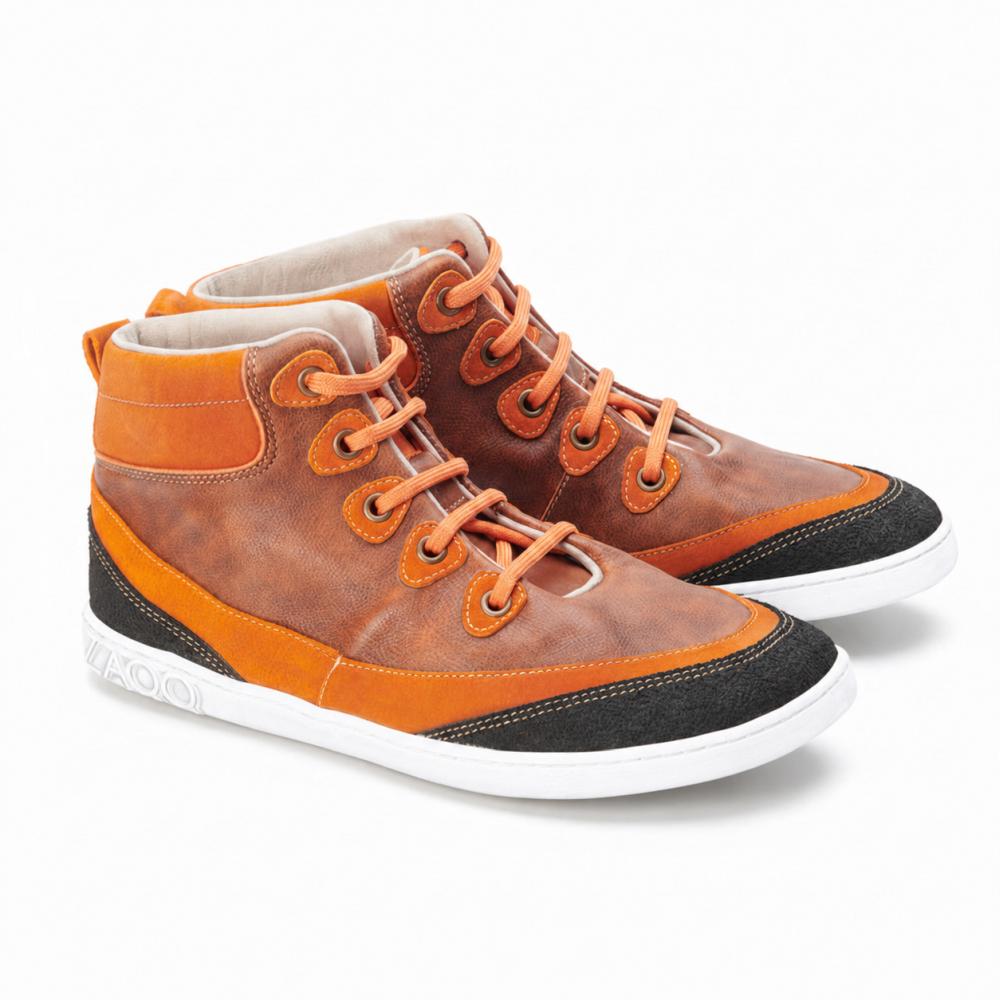 Disse ZAQQ CINQO Orange High-Top-sneakers utmerker seg med oransje og brunt skinn med lysende oransje lisser, supplert med strålende hvite såler. De dekorative svarte lappene aksentuerer tåhettene og hælene, og gjør dem til et stilig must-have.