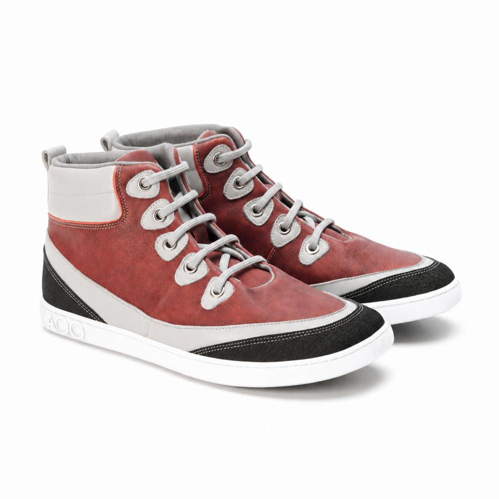 ZAQQ CINQO Red High-Top-sneakers presenterer et sporty design med røde og hvite innsatser, supplert med svarte strukturerte aksenter. Disse skoene tilbyr komfort med sine hvite lisser, den mønstrede sålen og de synlige sømmene for en sømløs kombinasjon av stil og komfort.