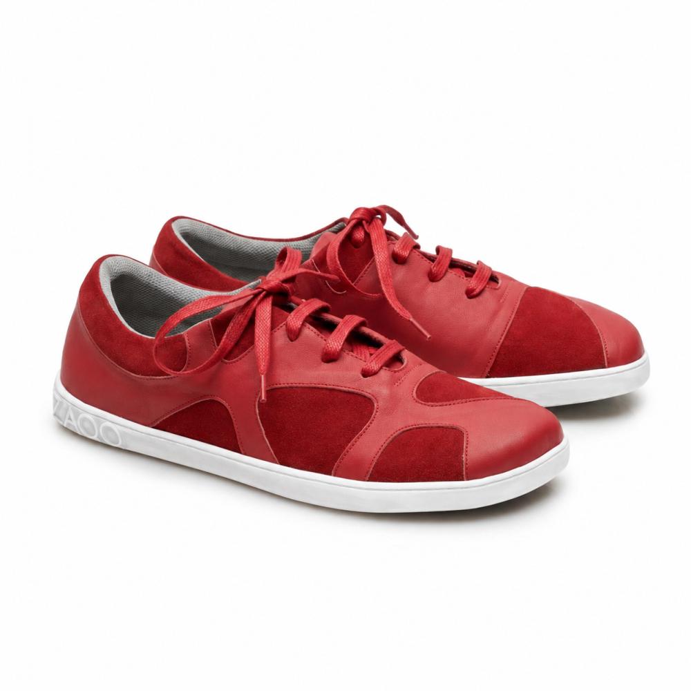 QAANAAQ Bordeaux-sneakers fra ZAQQ er laget av nappa- og semsket skinn, og har en hvit zero-drop gummisåle og matchende røde skolisser.