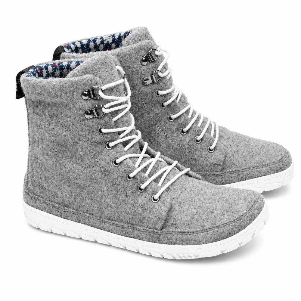 Vi presenterer QICE Grey fra ZAQQ: et stilig par høye filtsneakers i grått med hvite lisser og robuste hvite gummisåler. Disse sneakers har en yttersåle for bedre grep, komplett med metallmaljer og et strukturert mønster på yttersålen, noe som gjør dem ideelle for ethvert eventyr.