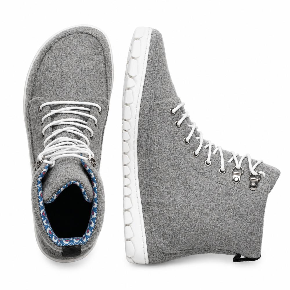 Vi presenterer QICE Grey fra ZAQQ: Disse sneakers har et høyt design i grått med hvite lisser og gir et godt blikk både ovenfra og fra siden. Deres fremragende kjennetegn er en unikt strukturert yttersåle som gir mer stil og komfort. De er laget av materialer som ligner merinoull og tilbyr en slående blanding av komfort og mote.