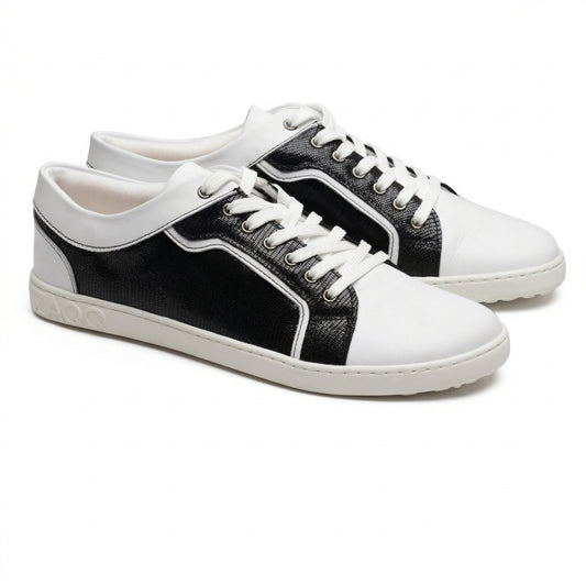 Die QODY White Sneaker von ZAQQ bestechen durch ihr minimalistisches und doch schickes Design, das strukturierte schwarze Elemente mit glatten weißen Oberflächen kombiniert. Sie sind aus hochwertigem Nappaleder gefertigt, verfügen über weiße Schnürsenkel und weiße Sohlen und bieten eine ideale Mischung aus Komfort und Eleganz für jeden lässigen Anlass.