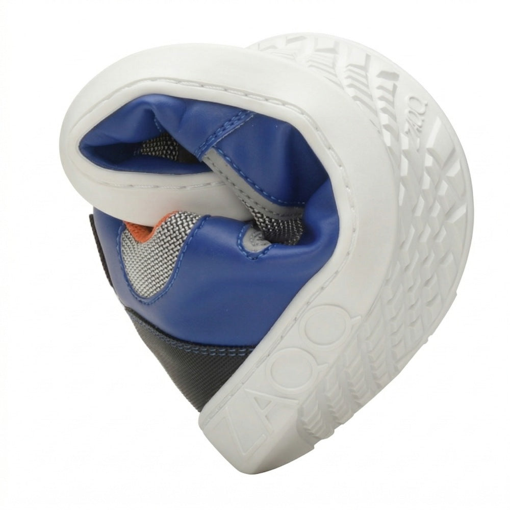 Eine Nahaufnahme des in der Mitte gebogenen ZAQQ QOPA Blue-Schuhs, die seine Flexibilität hervorhebt. Die Sohle ist weiß mit sichtbarem Profilmuster und die Außenseite besteht aus blauen und schwarzen Materialien mit einem Hauch von Orange und atmungsaktivem Netzgewebe.