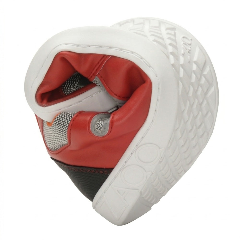 Ein ZAQQ QOPA Red Sneaker mit rot-schwarzem Design und weißer Sohle ist geschickt in der Mitte gefaltet und bildet so eine Herzform. Die flexible Sohle und das aufwendige Profilmuster des Barfußschuhs sind sichtbar und zeigen seine Biegsamkeit und sein unverwechselbares Design.