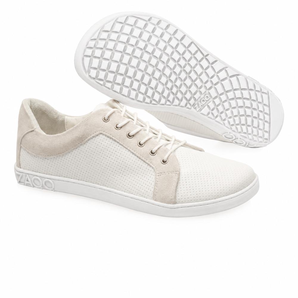 ZAQQ QORE Low White Sneaker i høykvalitets nappalær utstråler raffinement med sine lisser og prikkede perforasjoner. Den ene har en flat såle, mens den andre har en strukturert vaffelsåle og tilbyr både stil og komfort i hvert steg.
