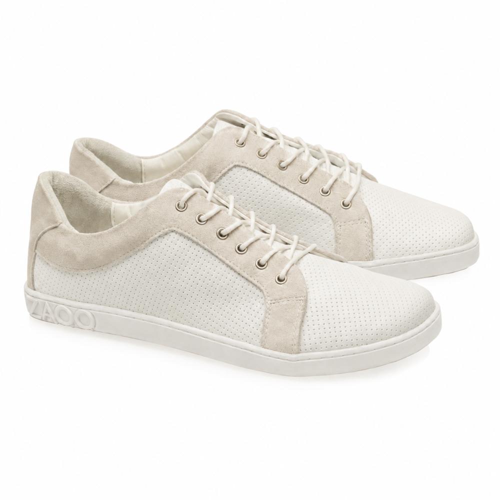Vi presenterer QORE Low White Sneaker fra ZAQQ: elegante hvite fritidssko med beige aksenter og hvite lisser. Disse sneakers i høykvalitets nappalær med perforert tekstur har et design inspirert av barfotsko og har en lys såle som gir enestående komfort og stil.