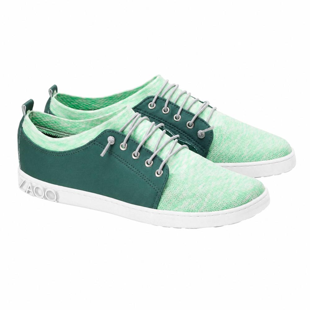 Vi presenterer QRIS Green Sneaker fra ZAQQ: et stilig par mintgrønne fritidssko med hvit såle, mørkegrønne aksenter og hvite lisser. Disse sneakers utmerker seg med et moderne, sporty design og er ideelle for ethvert eventyr.