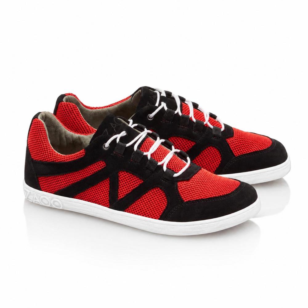 Et par QUSQO Red-sneakers fra ZAQQ med en kombinasjon av røde mesh-innlegg og svarte semsket skinnaksenter, komplett med hvite lisser og en hvit såle. Disse løpeskoene har et unikt bølgeformet sømdesign på siden og merkevarenavnet elegant plassert på hælen.