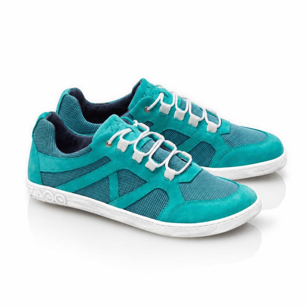 Vi presenterer QUSQO Turquoise fra ZAQQ: Disse turkise sneakers med hvite lisser og grå såler tilbyr en mesh- og semsket-lignende tekstur. Med sitt moderne design og grafiske mønstre på sidene mot hvit bakgrunn gir de en 'pustende' opplevelse og ultimat komfort.