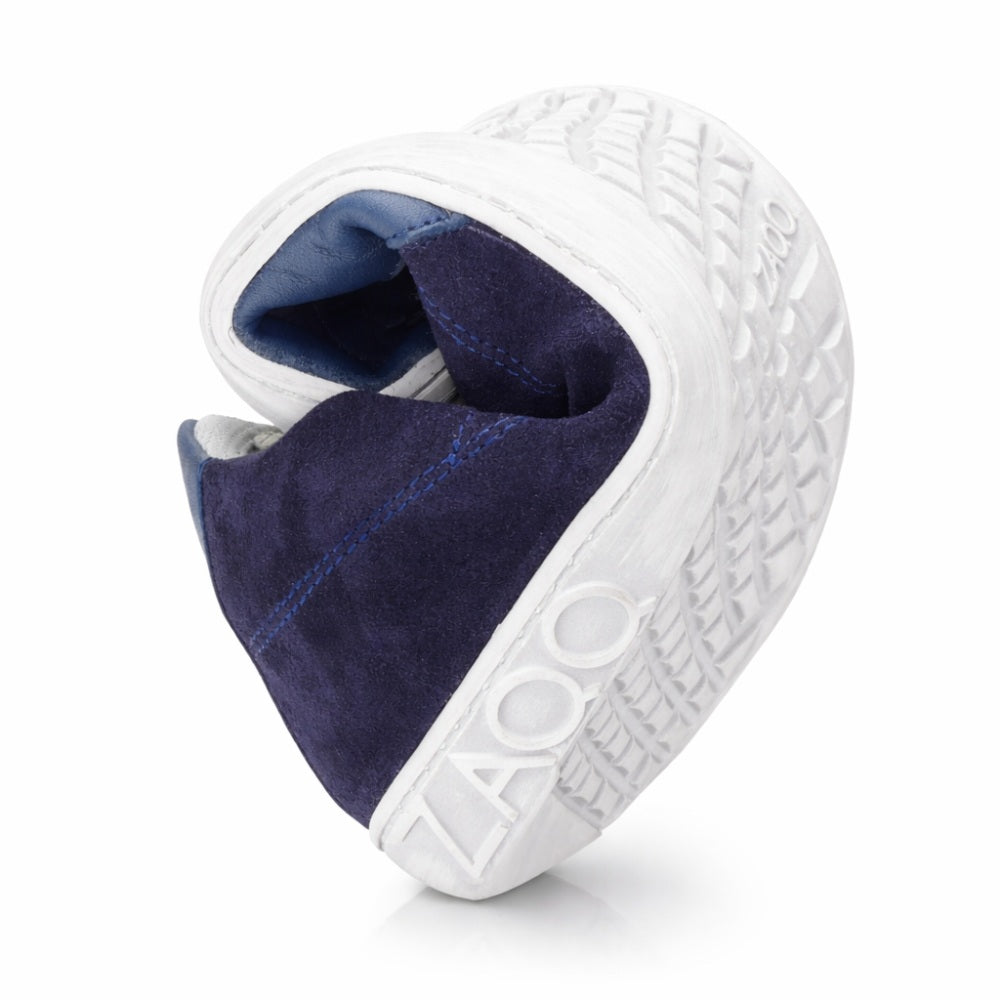 Der Queensburry Marine Barfuß-Sneaker von ZAQQ verfügt über ein flexibles Design mit weißer Sohle und dunkelblauem Obermaterial aus dunkelblauem Leder, das für verbesserten Komfort beim Laufen sorgt. Er hat eine biegsame Struktur, strukturierte Profile an der Sohle und die seitlich eingeprägte Nummer 400.