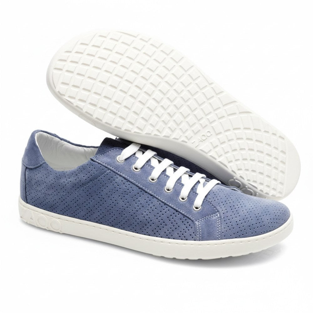Die SLOQ Blue Sneaker von ZAQQ bestechen durch ihr hellblaues Veloursleder-Finish mit weißer Gummisohle und Schnürsenkeln. Ihr perforiertes Design und das geprägte AOO-Logo an der Seite machen diese stylischen und dennoch bequemen Schuhe zum idealen Begleiter für jeden Anlass.
