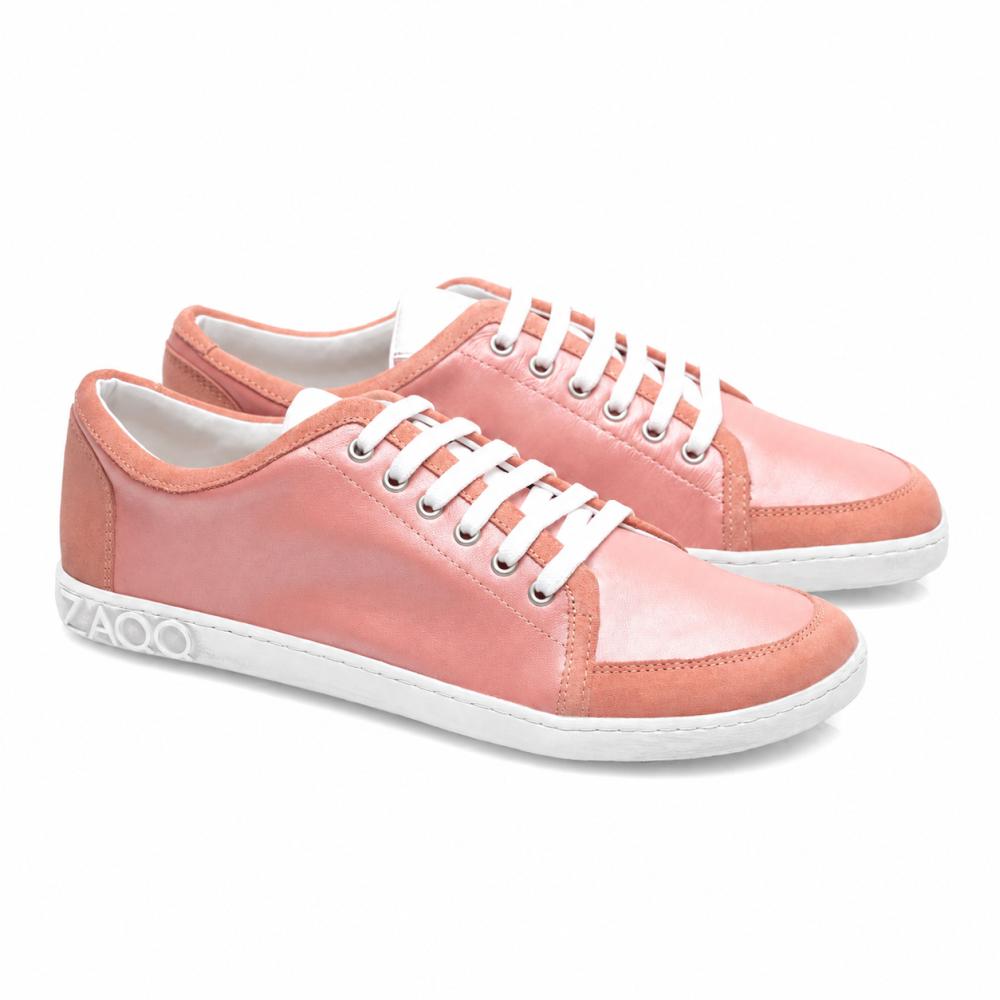 TIQQ Rosa Sneakers fra ZAQQ er laget av høykvalitets rosa nappaskinn, supplert med hvite lisser og såler. Disse skoene har et enkelt, avslappet design, med merkenavnet ZAQQ elegant plassert på baksiden av sålen. De presenteres mot en strålende hvit bakgrunn.