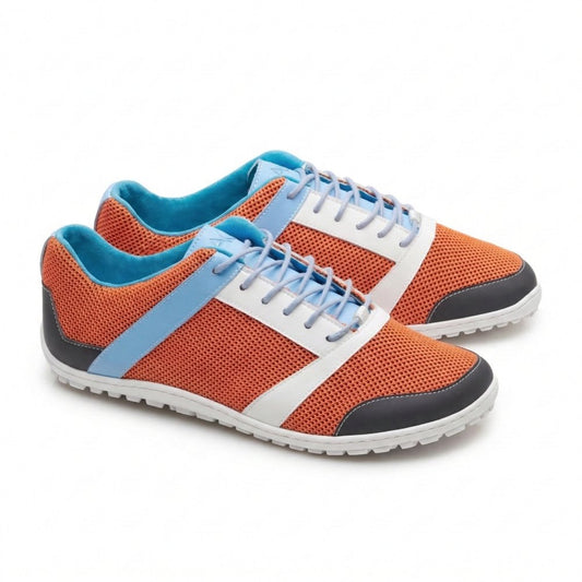 Wir präsentieren den ZARQA Orange von ZAQQ: Ein Paar stylische Sneaker aus Mesh-Gewebe in einem leuchtend orangefarbenen Design mit blauen und grauen Akzenten. Diese Sneaker haben weiße Streifen und Schnürsenkel und ein bequemes blaues Innenfutter. Der schicke Laufschuh-Look wird durch eine elegante weiß-graue Sohle abgerundet – perfekt für alle, die modische Sportschuhe suchen.